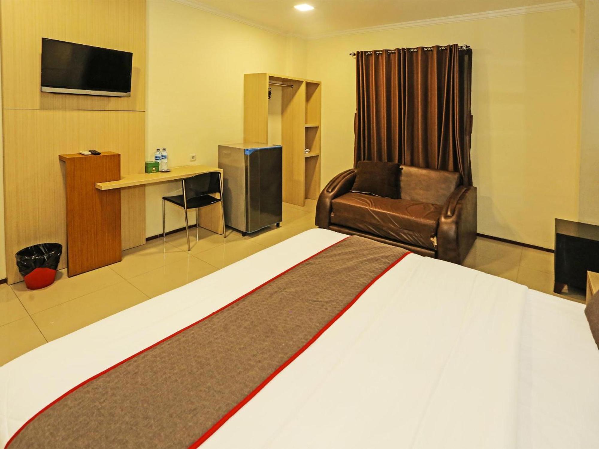 Super Oyo Townhouse Oak Hotel Fiducia Serpong Dış mekan fotoğraf