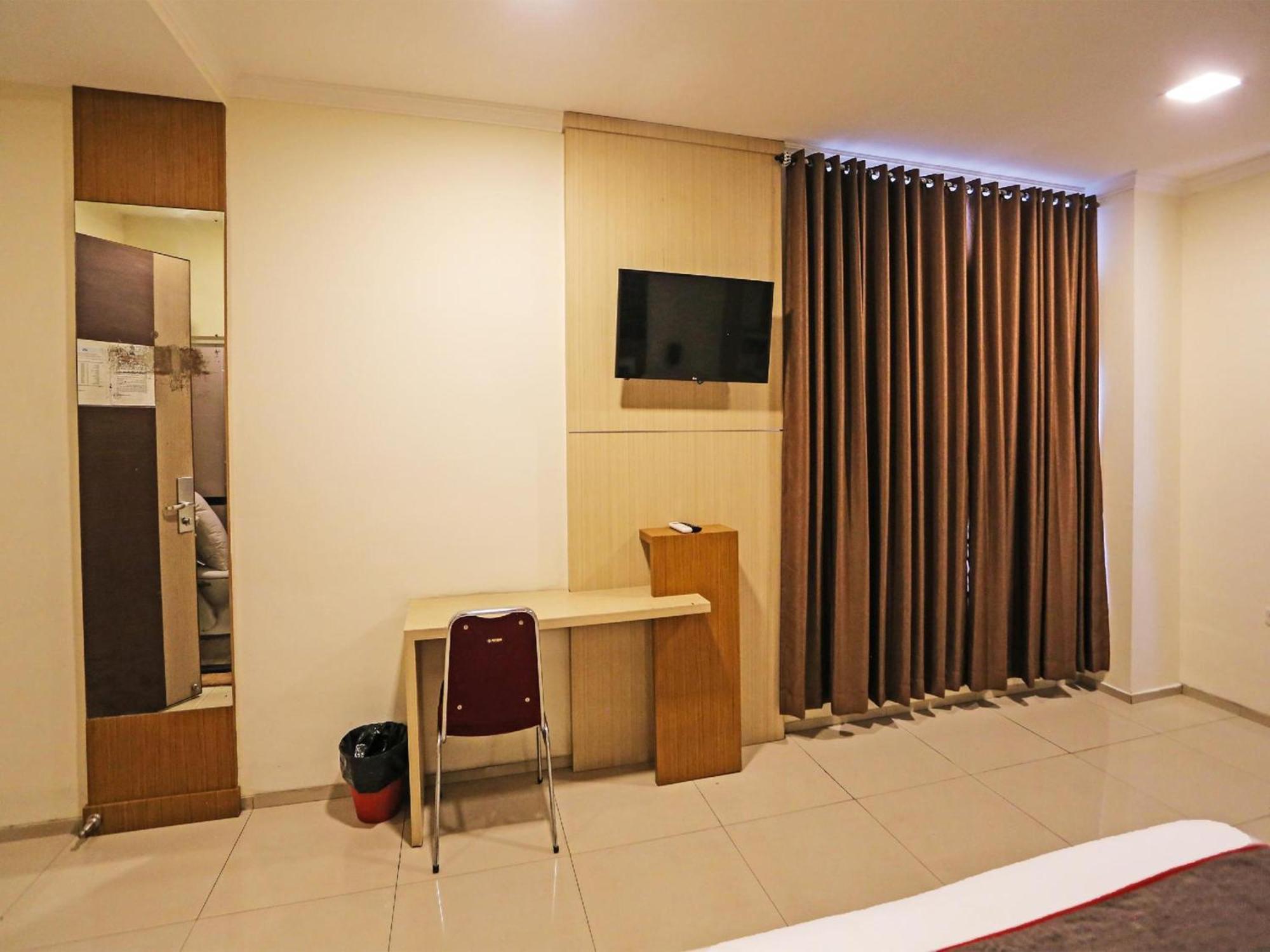 Super Oyo Townhouse Oak Hotel Fiducia Serpong Dış mekan fotoğraf