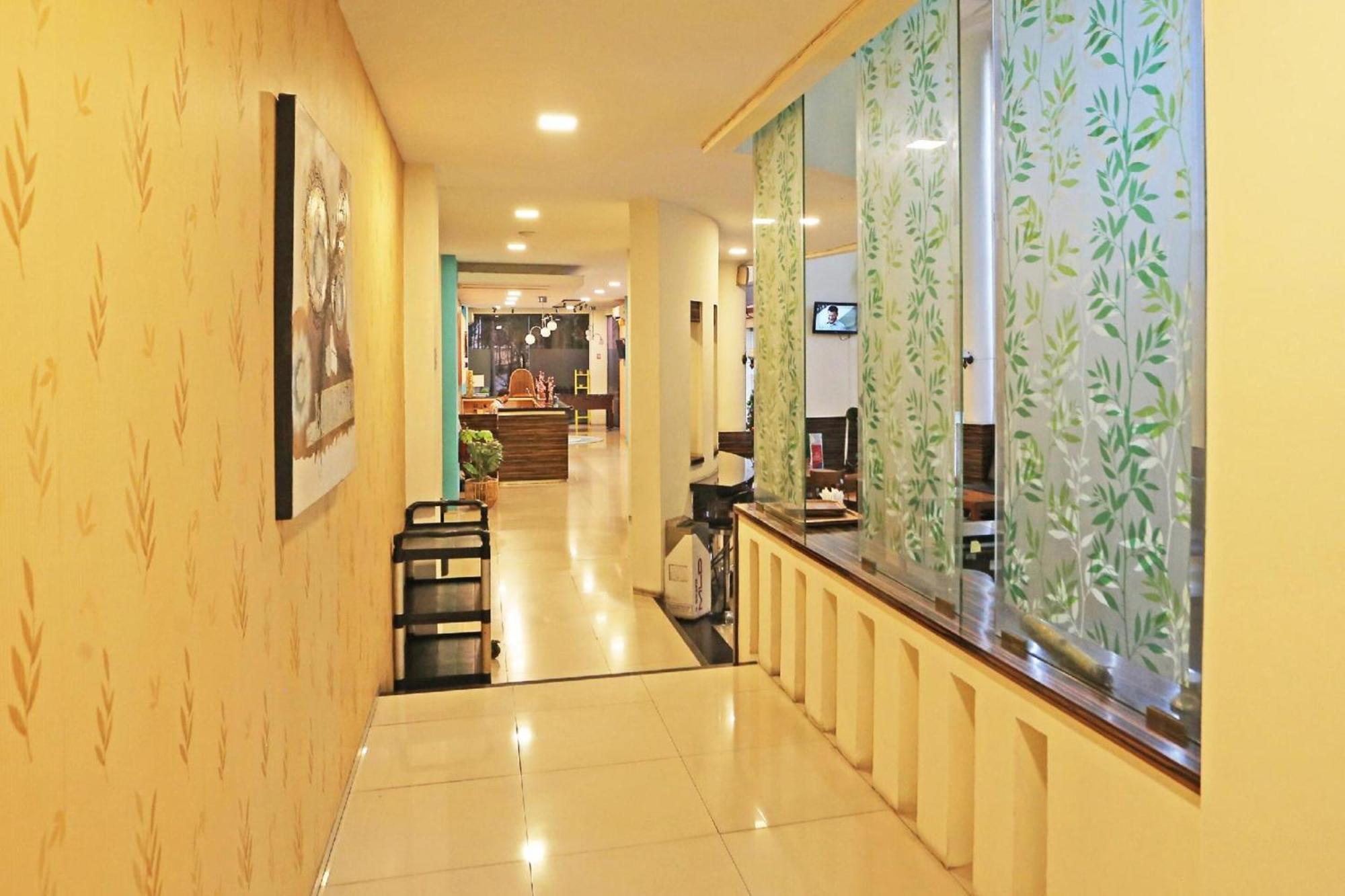 Super Oyo Townhouse Oak Hotel Fiducia Serpong Dış mekan fotoğraf