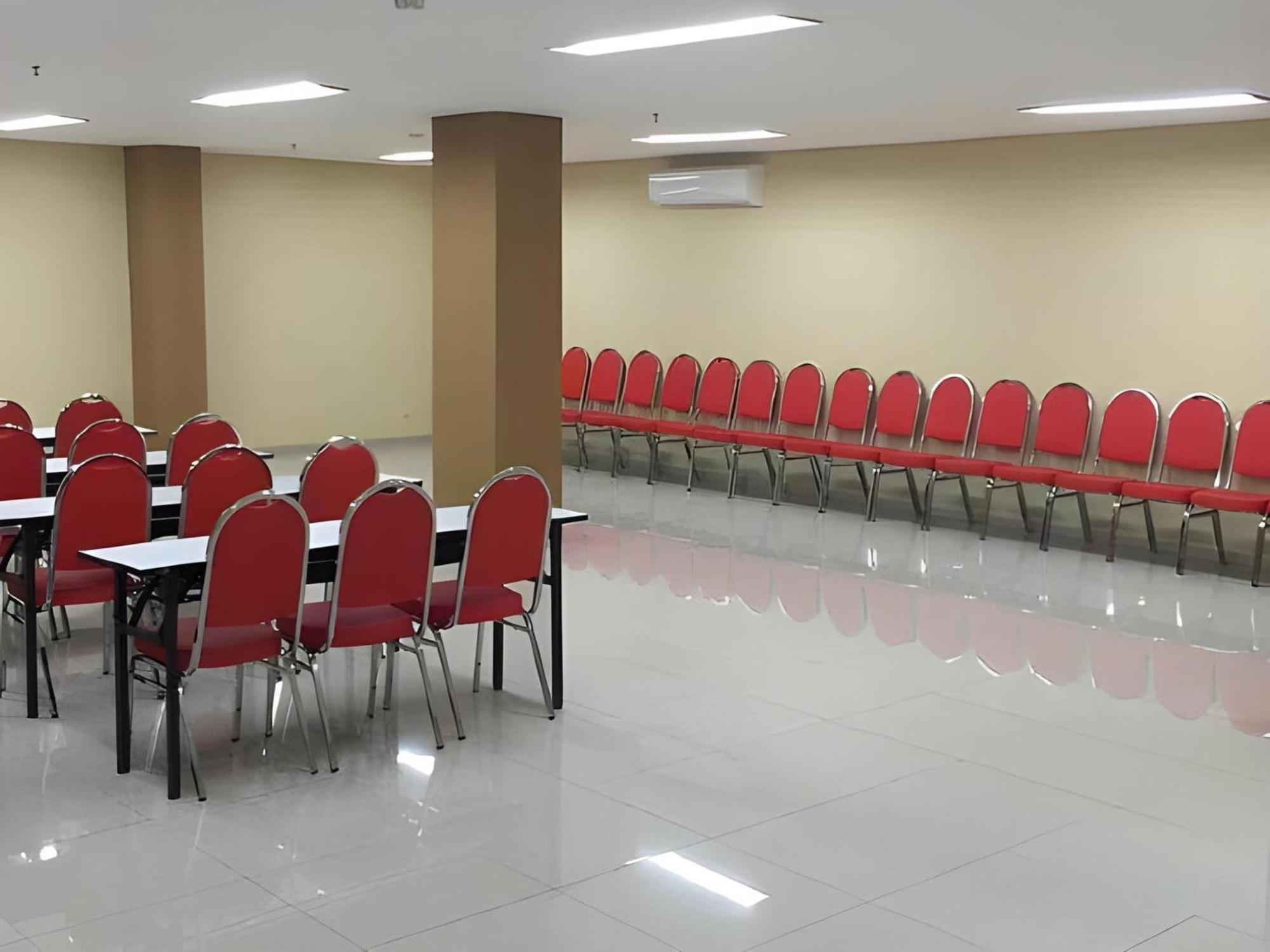Super Oyo Townhouse Oak Hotel Fiducia Serpong Dış mekan fotoğraf