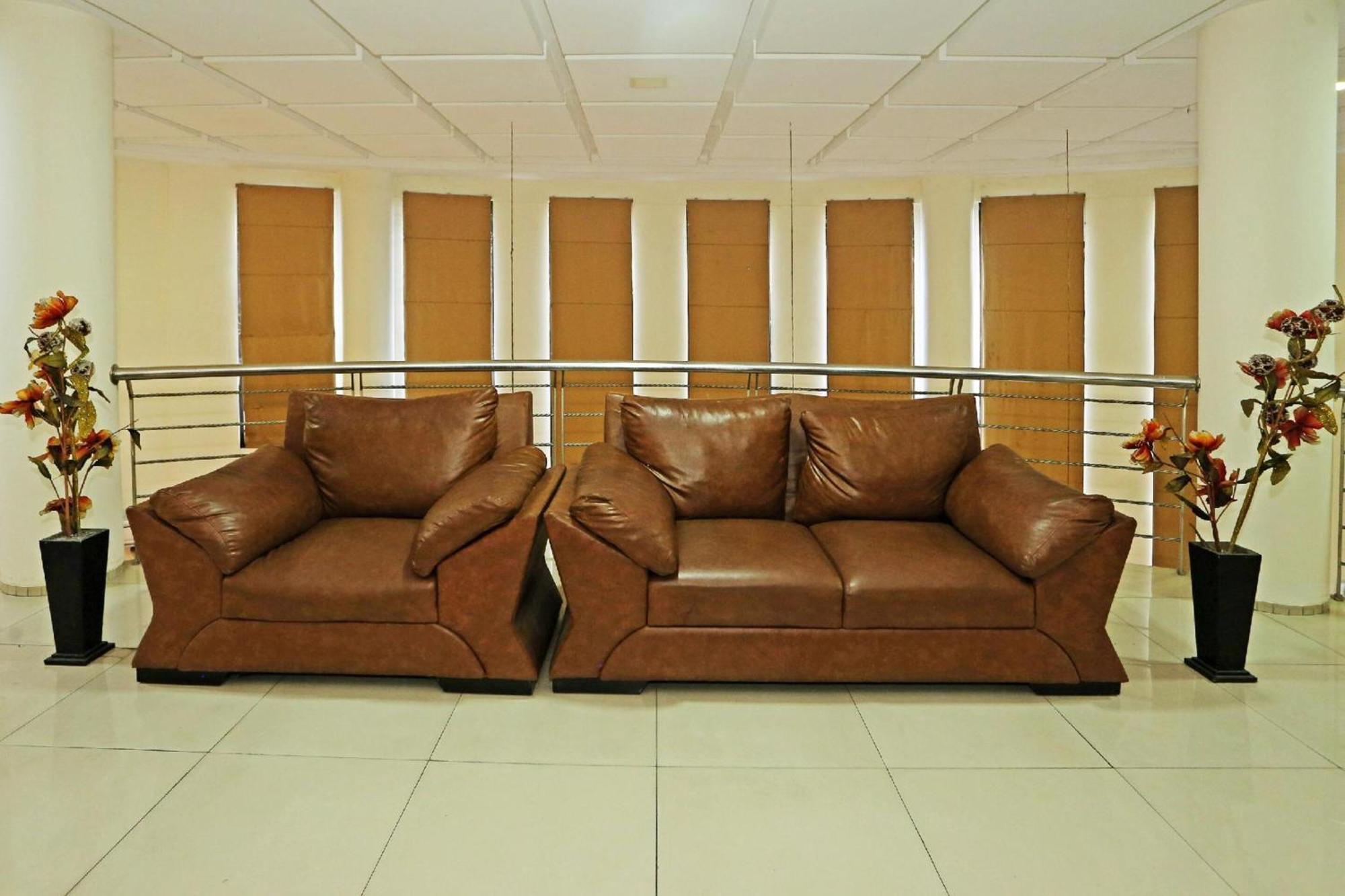 Super Oyo Townhouse Oak Hotel Fiducia Serpong Dış mekan fotoğraf