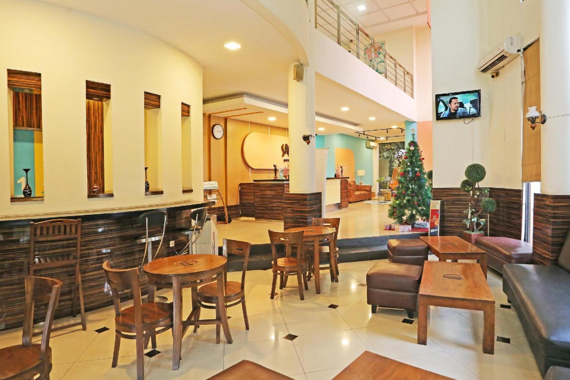 Super Oyo Townhouse Oak Hotel Fiducia Serpong Dış mekan fotoğraf