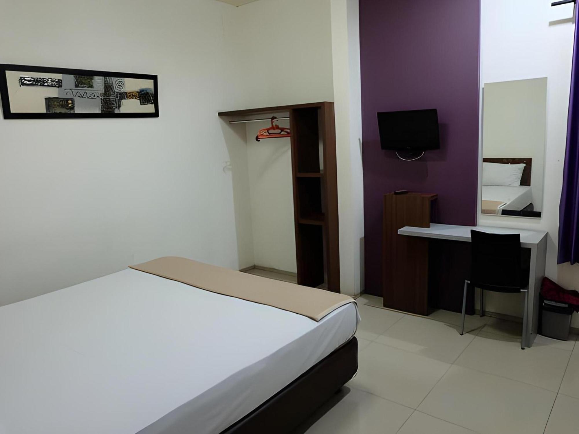 Super Oyo Townhouse Oak Hotel Fiducia Serpong Dış mekan fotoğraf