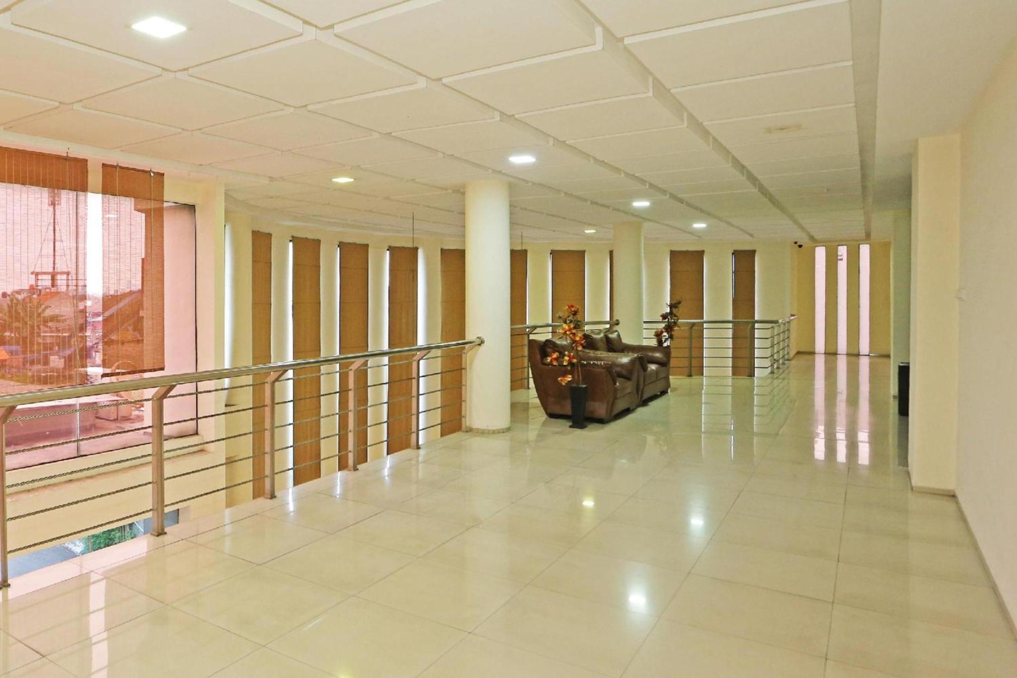 Super Oyo Townhouse Oak Hotel Fiducia Serpong Dış mekan fotoğraf