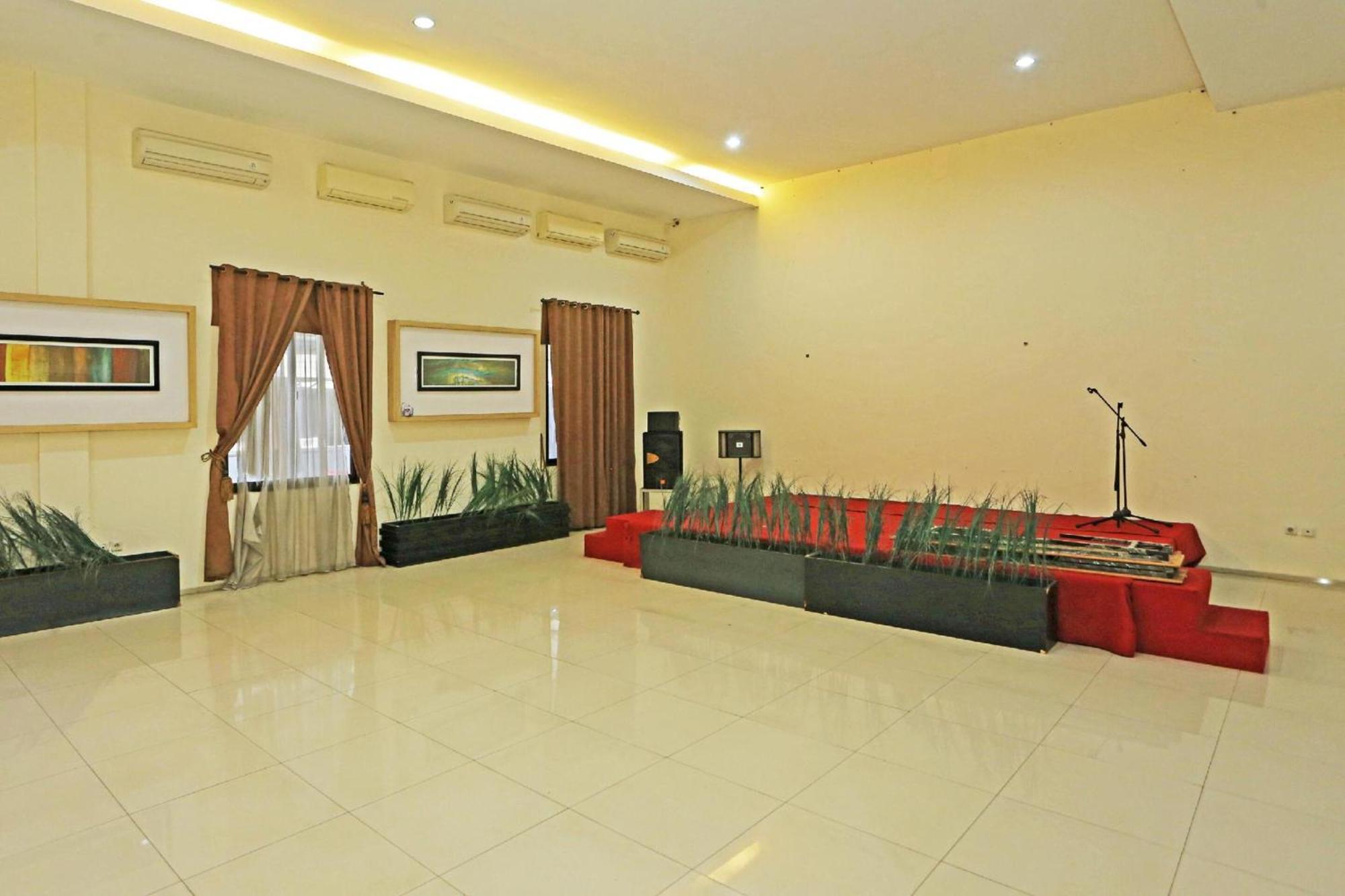 Super Oyo Townhouse Oak Hotel Fiducia Serpong Dış mekan fotoğraf