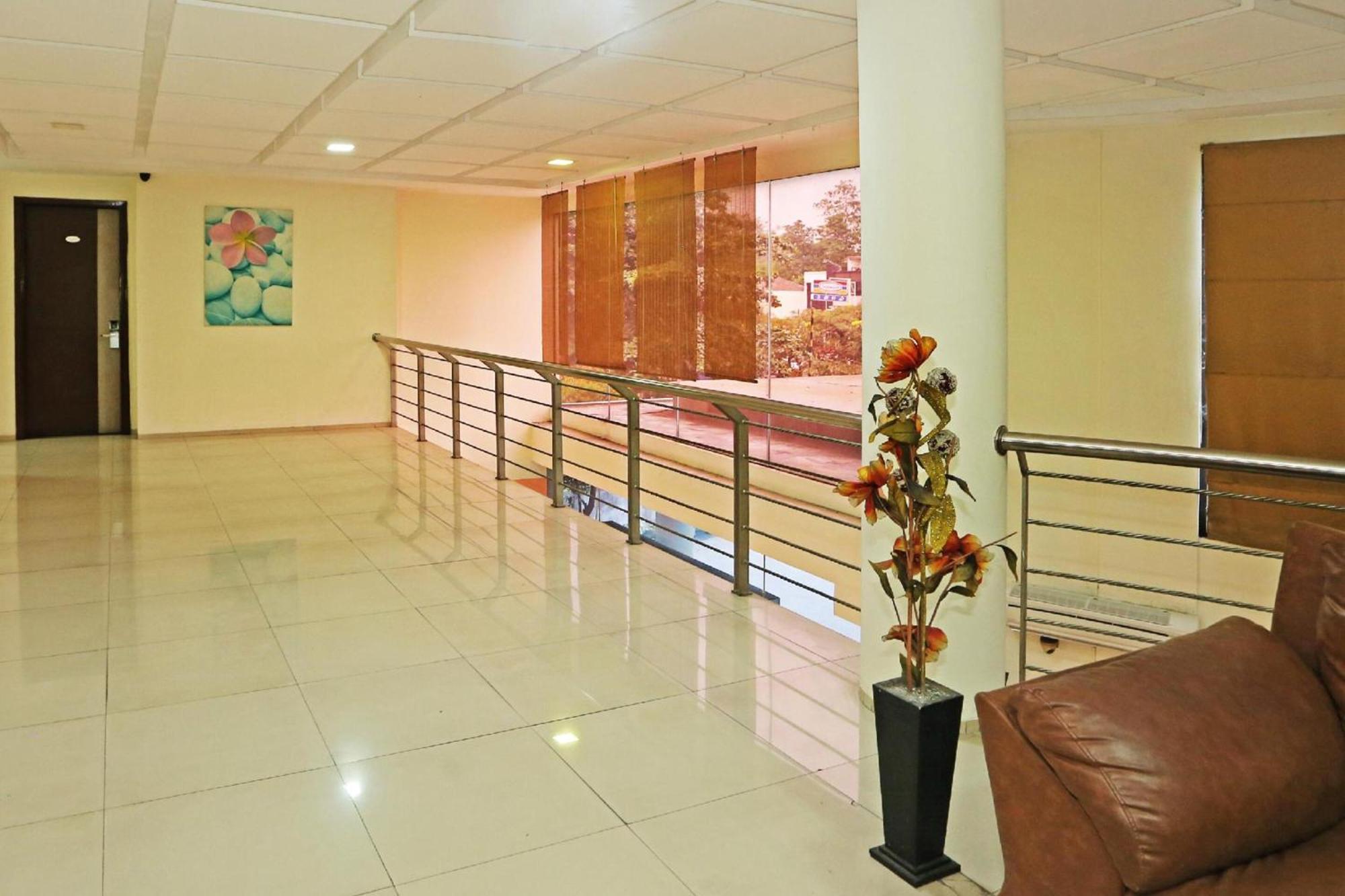 Super Oyo Townhouse Oak Hotel Fiducia Serpong Dış mekan fotoğraf