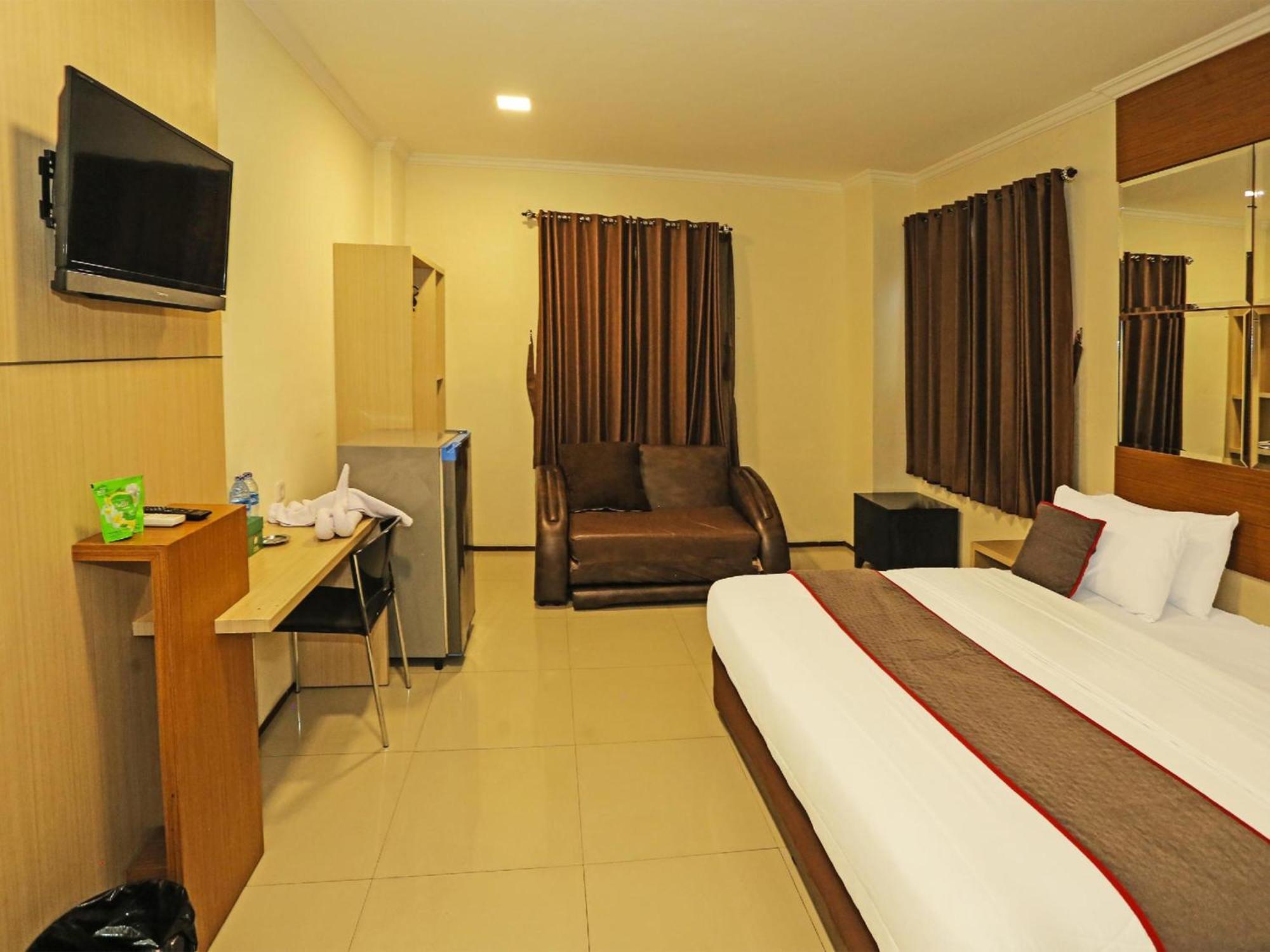 Super Oyo Townhouse Oak Hotel Fiducia Serpong Dış mekan fotoğraf