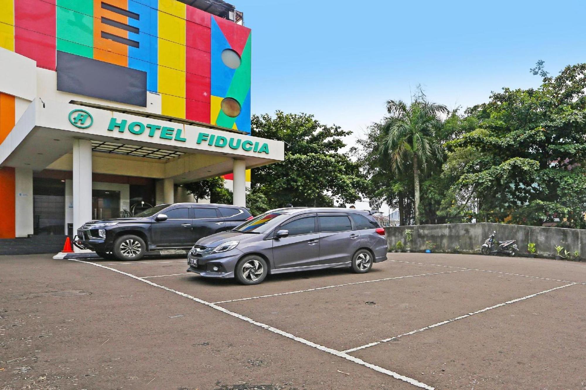 Super Oyo Townhouse Oak Hotel Fiducia Serpong Dış mekan fotoğraf