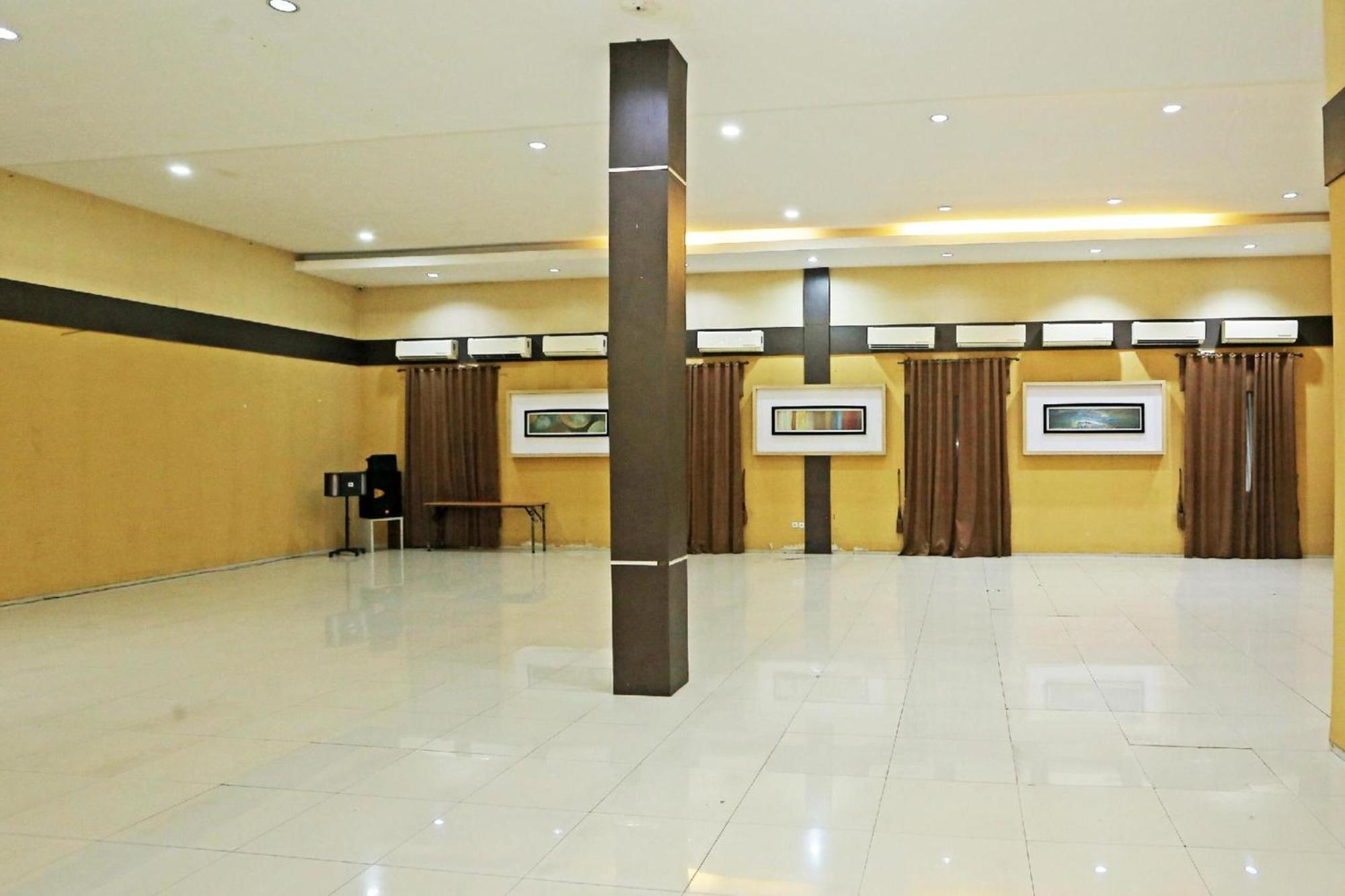 Super Oyo Townhouse Oak Hotel Fiducia Serpong Dış mekan fotoğraf