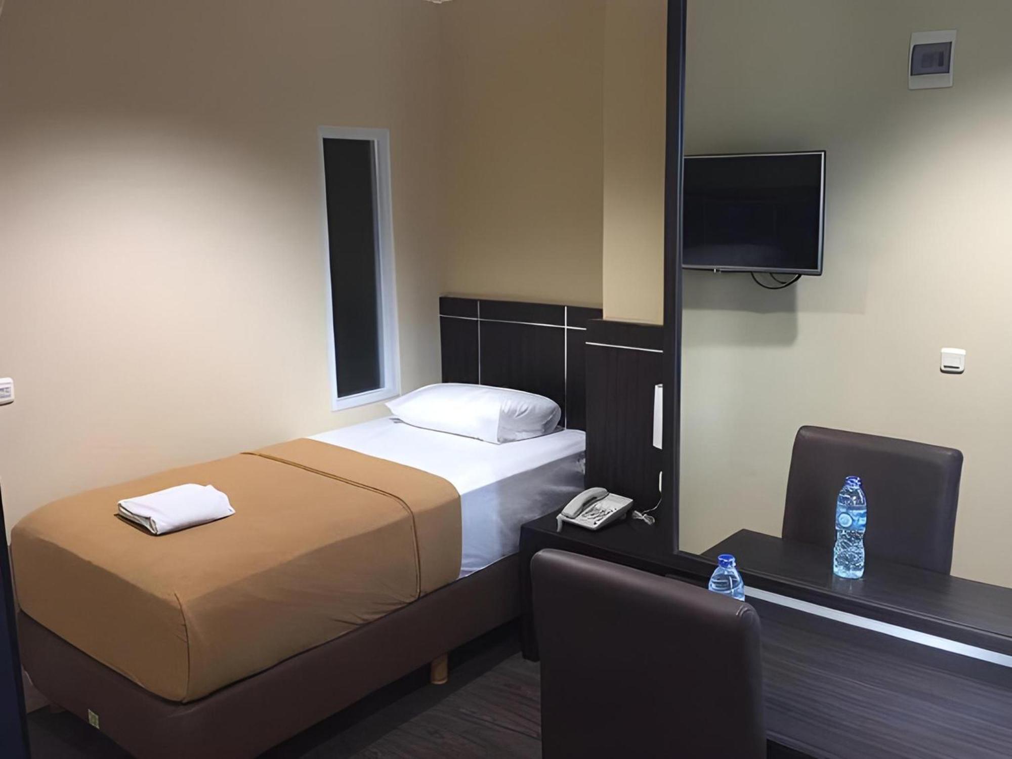 Super Oyo Townhouse Oak Hotel Fiducia Serpong Dış mekan fotoğraf