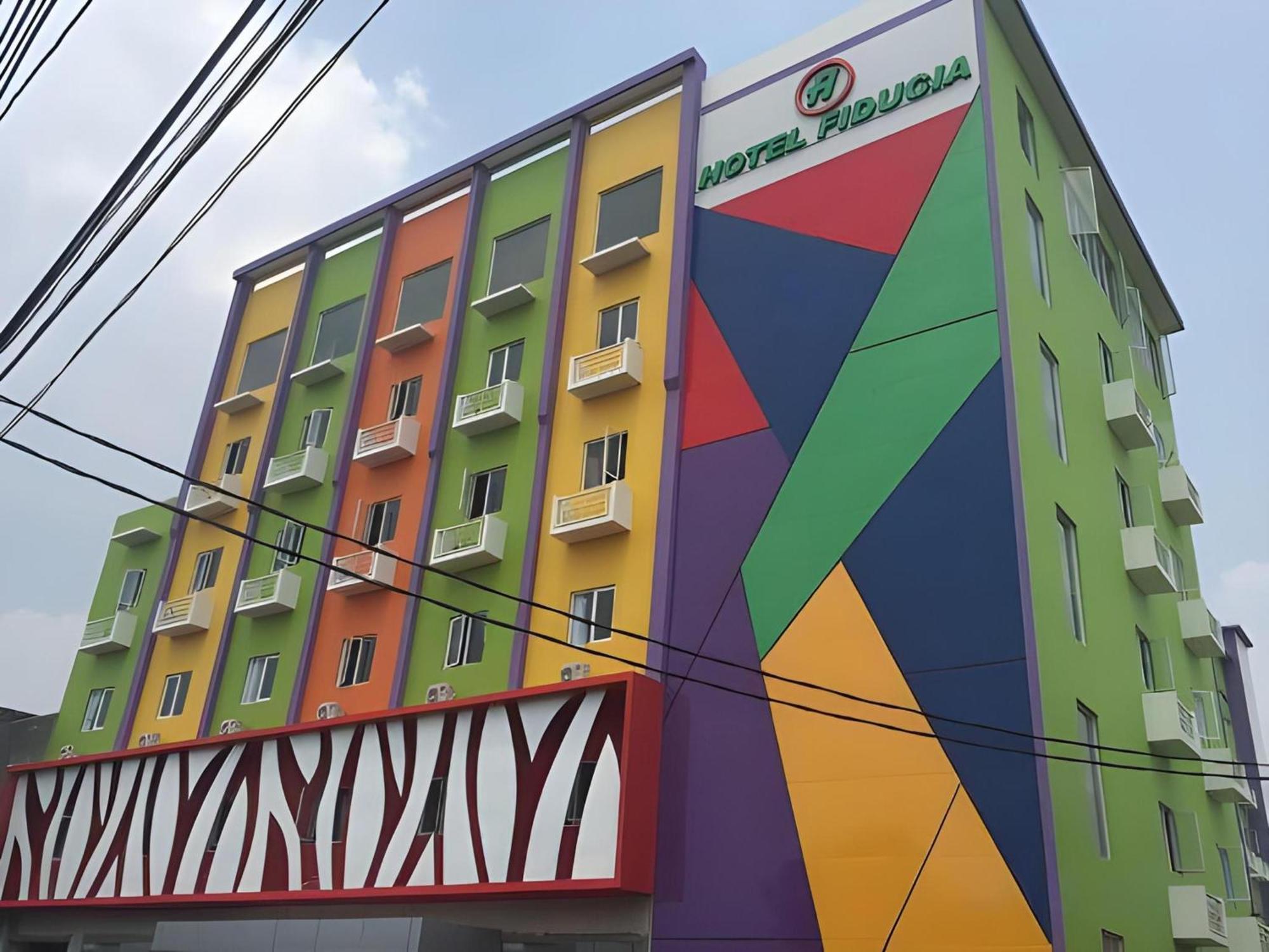 Super Oyo Townhouse Oak Hotel Fiducia Serpong Dış mekan fotoğraf