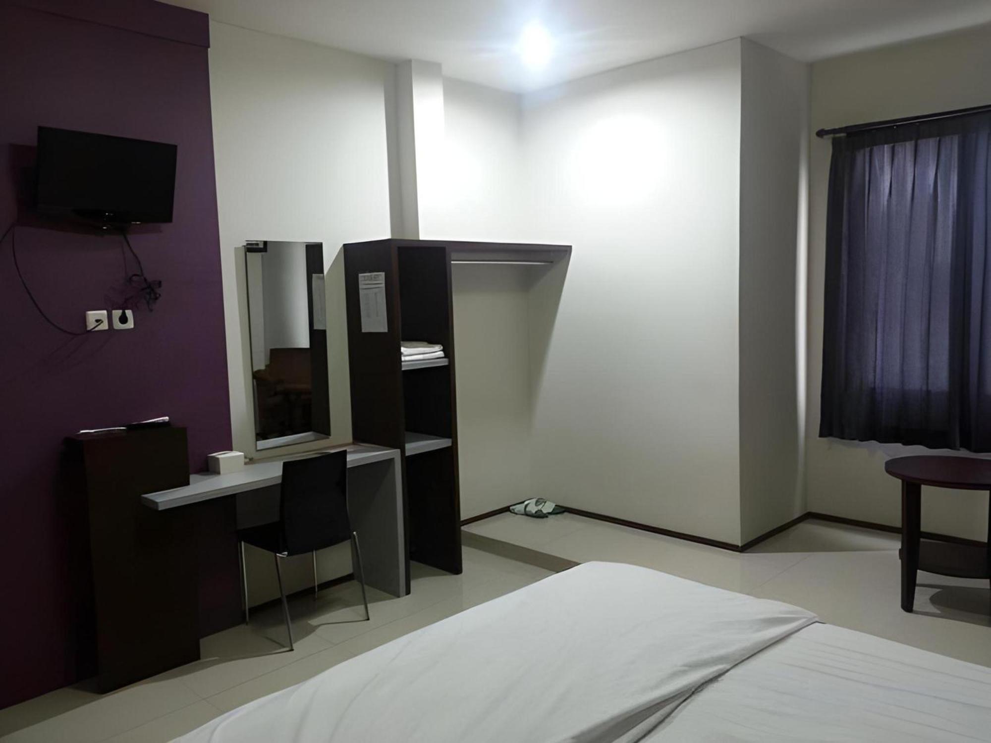 Super Oyo Townhouse Oak Hotel Fiducia Serpong Dış mekan fotoğraf