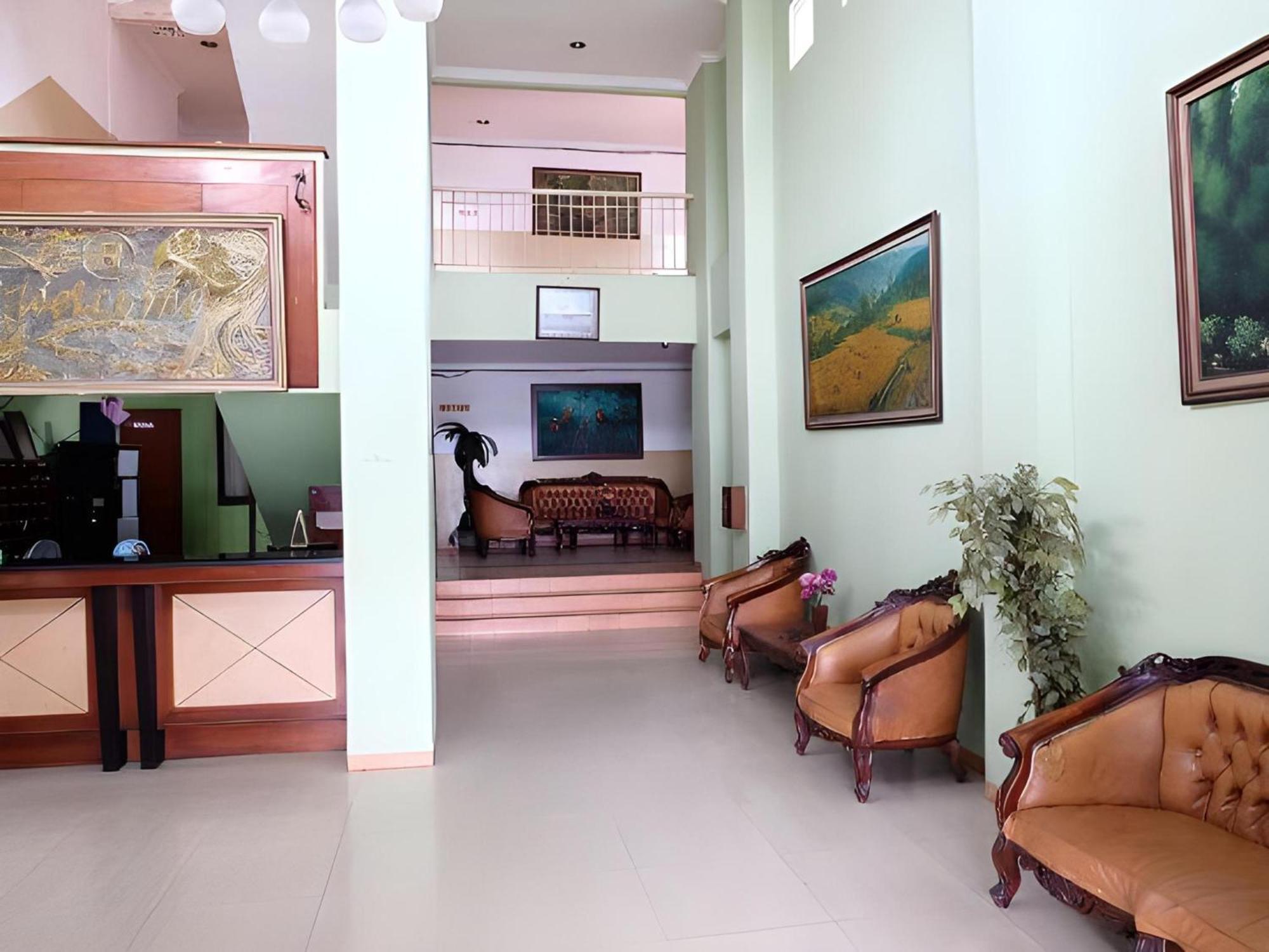 Super Oyo Townhouse Oak Hotel Fiducia Serpong Dış mekan fotoğraf
