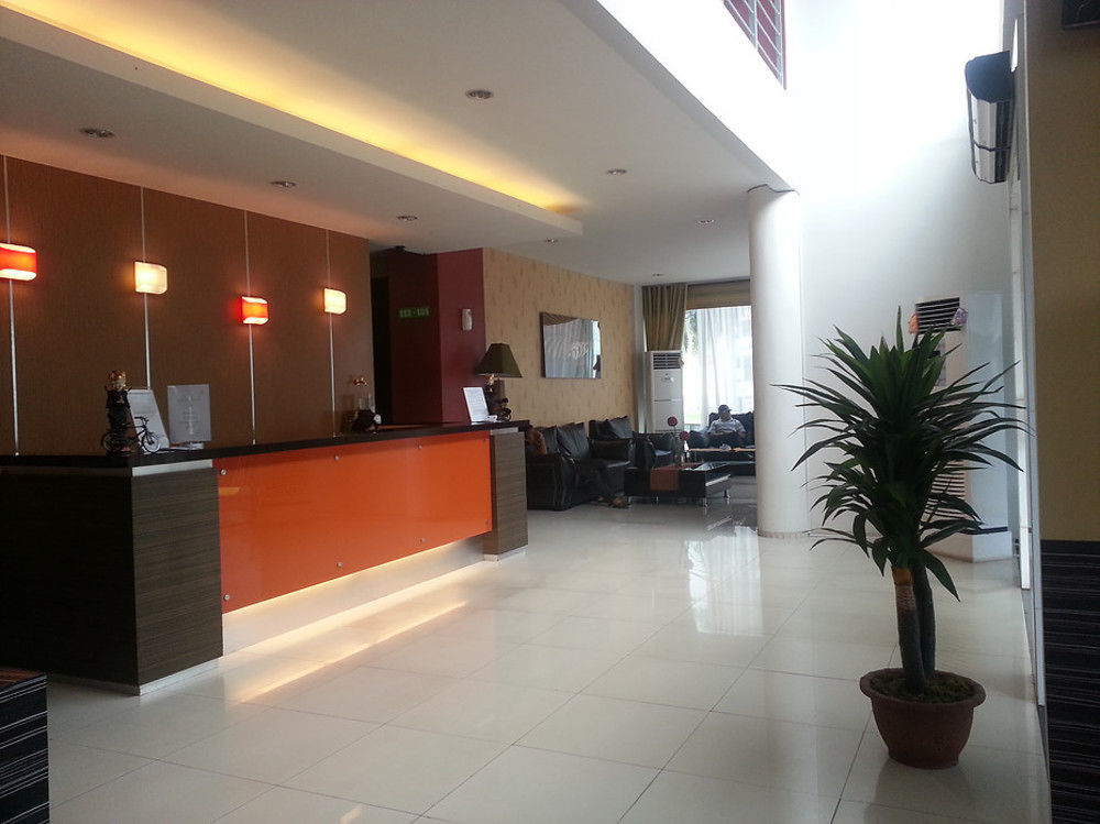 Super Oyo Townhouse Oak Hotel Fiducia Serpong Dış mekan fotoğraf